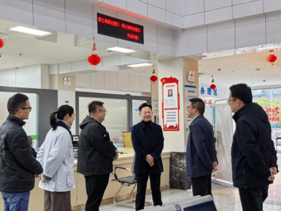 市局主要领导新春首个工作日赴窗口一线慰问工作人员